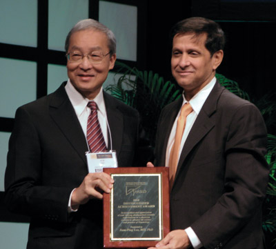 Professor Sum-ping Lee being awarded the 2010 Distinguished Achievement Award by the American Association for the Study of Liver Diseases.
